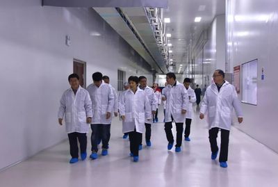 省科技厅党组书记何杏仁考察开发区新能源企业 强调大力支持高新产业与技术研发